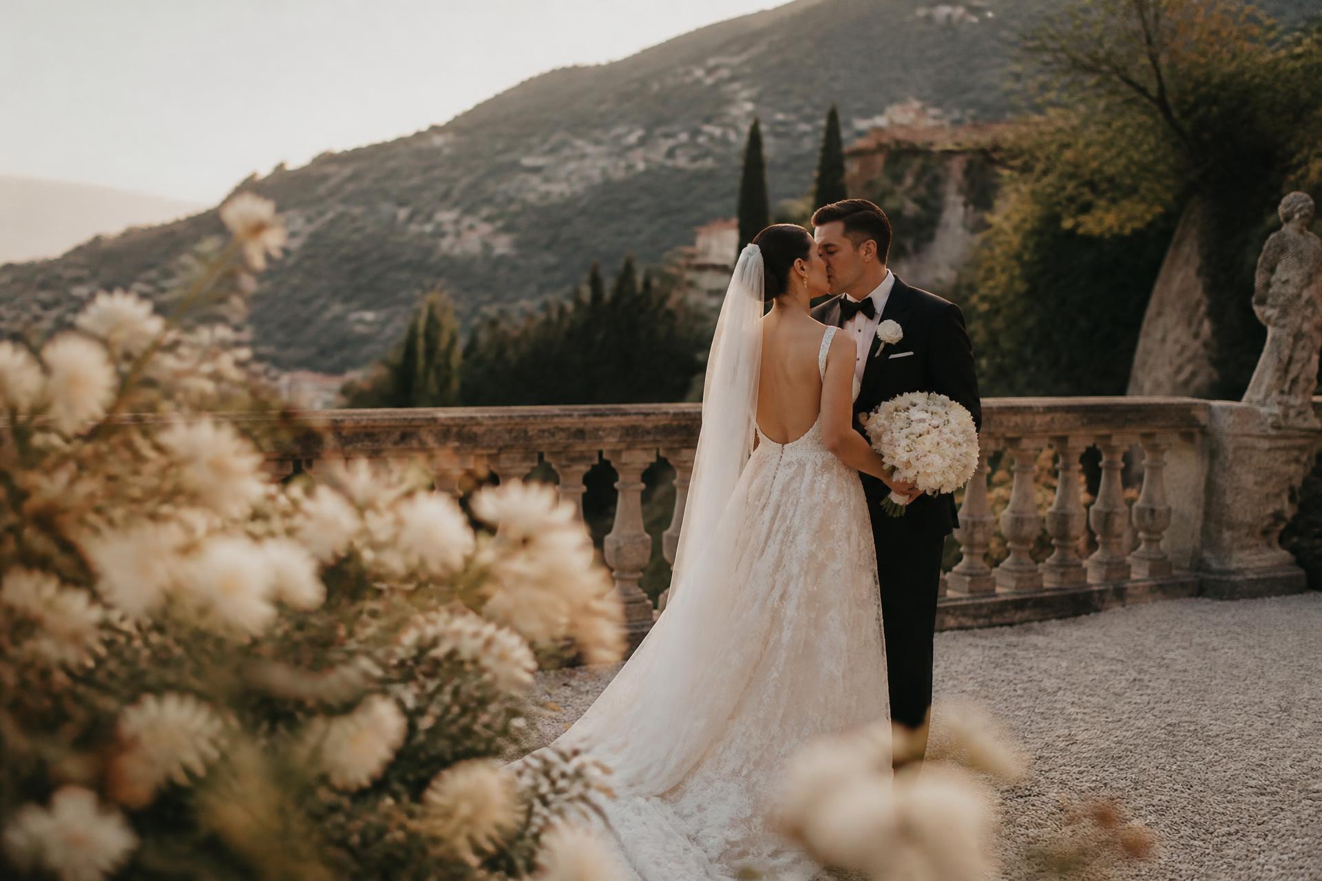 Casal em cerimônia de casamento ao entardecer
